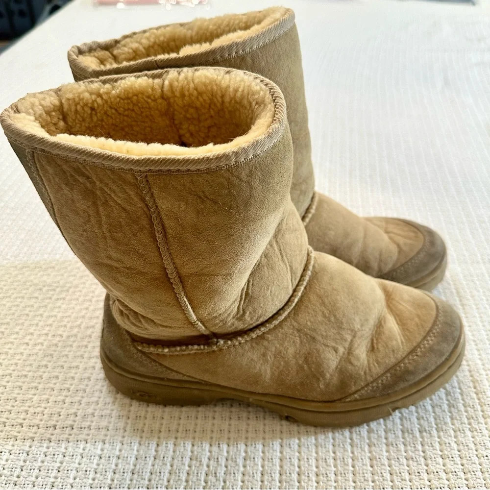 UGG Ultimate Short Boots Women Size 8 Tan Suede Sheepskin Cozy Hole - see photos